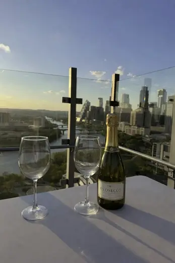 Un rooftop con vista sulla città