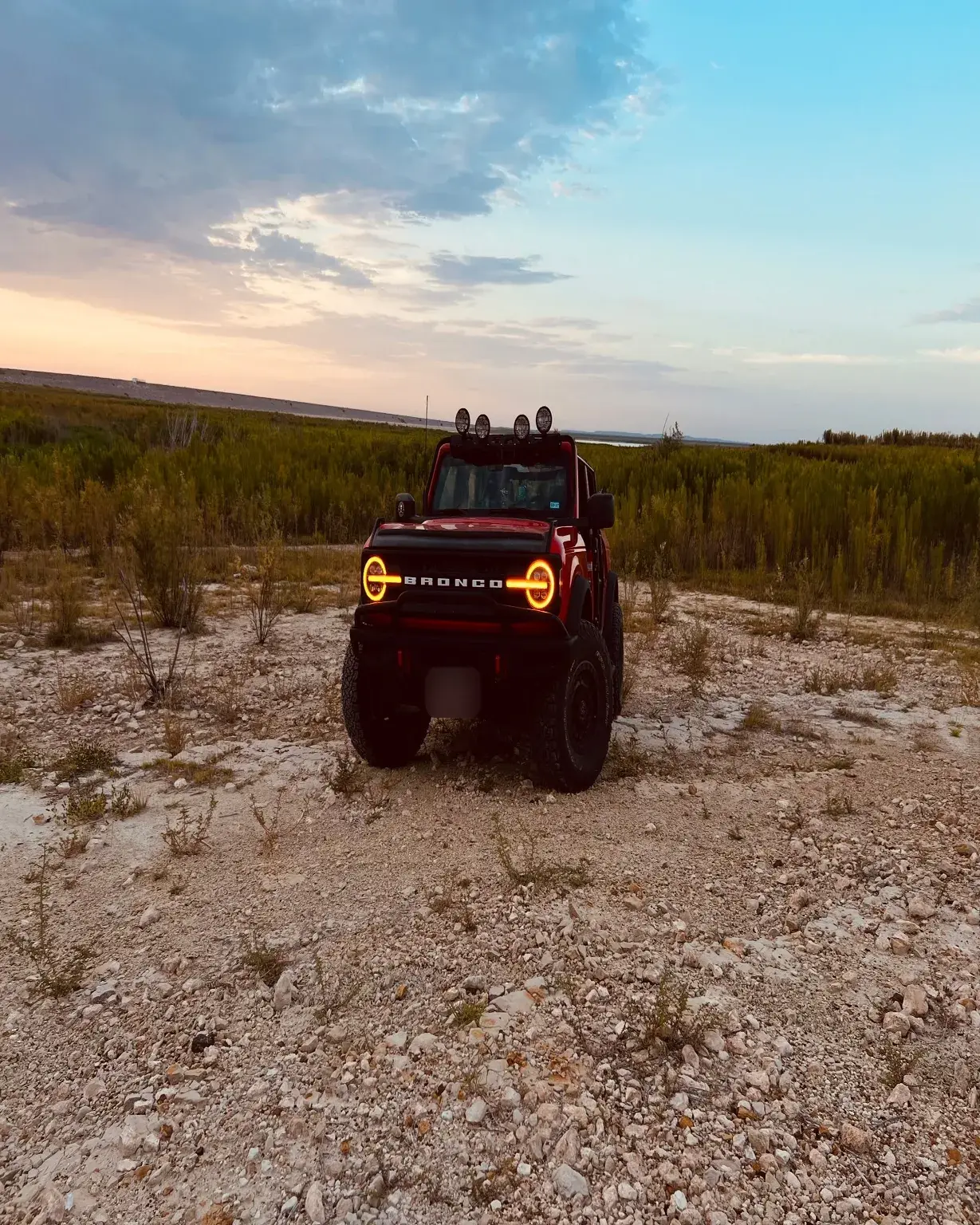 Un Bronco 4x4 nel deserto al tramonto