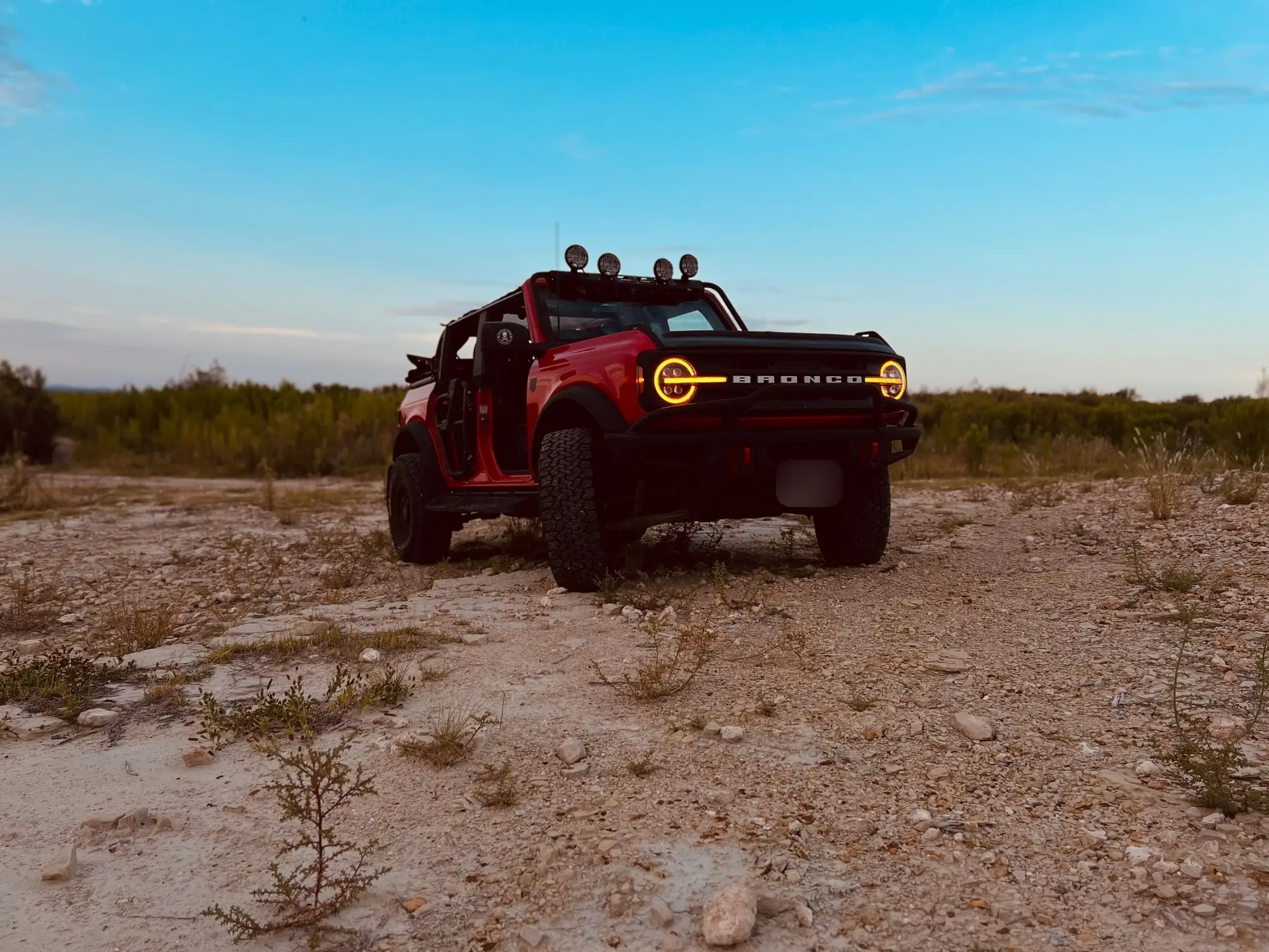 Il Bronco all'imbrunire nel deserto