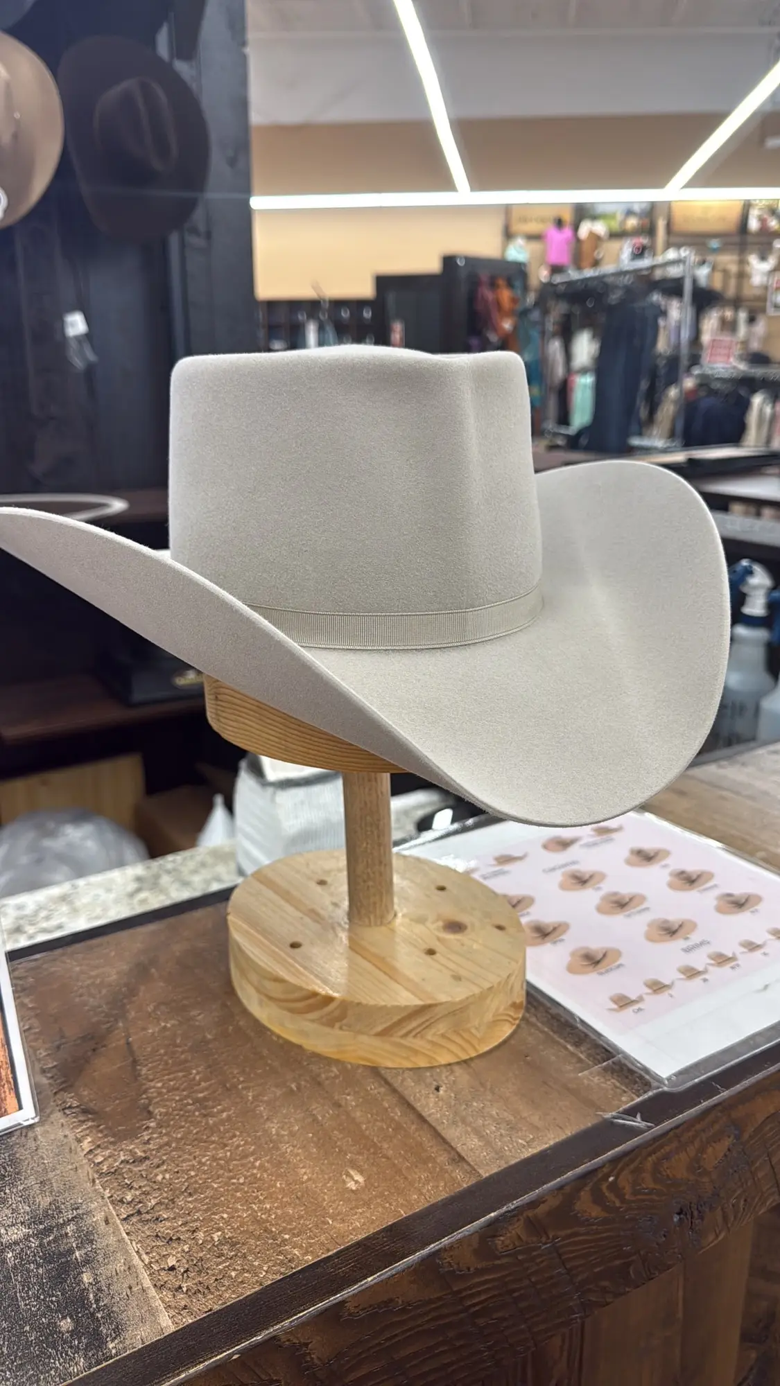 Un cappello da cowboy chiaro sulla forma di legno, nel laboratorio del cappellaio