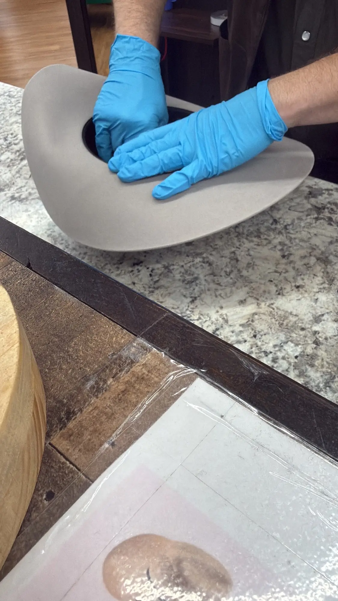 Un cappello in lavorazione sul banco del cappellaio
