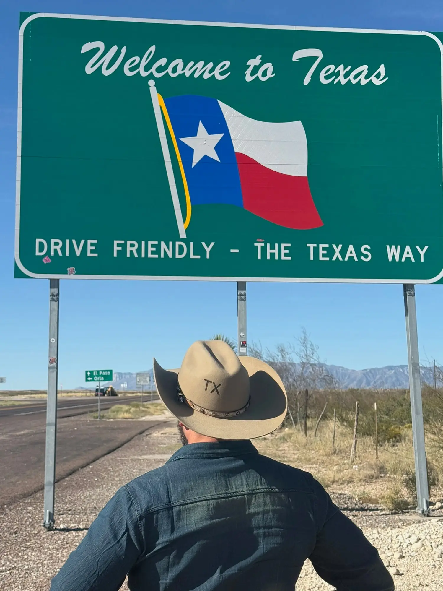 Il cartello «Drive Friendly – The Texas Way» lungo la strada