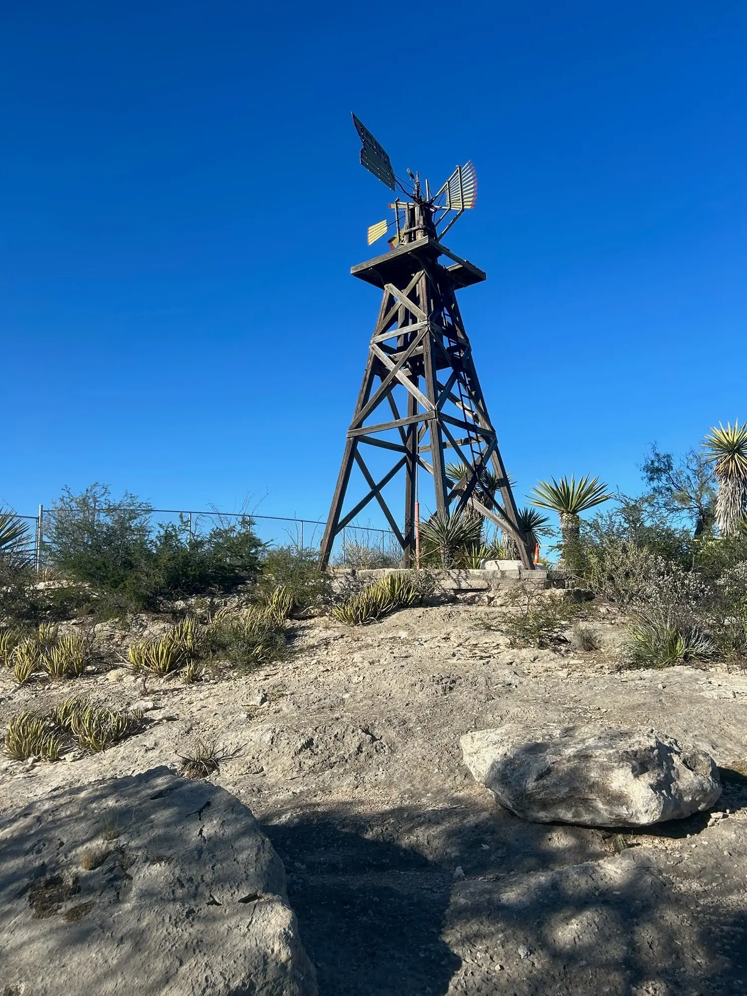 Una torre di legno su uno sperone di roccia, nel deserto
