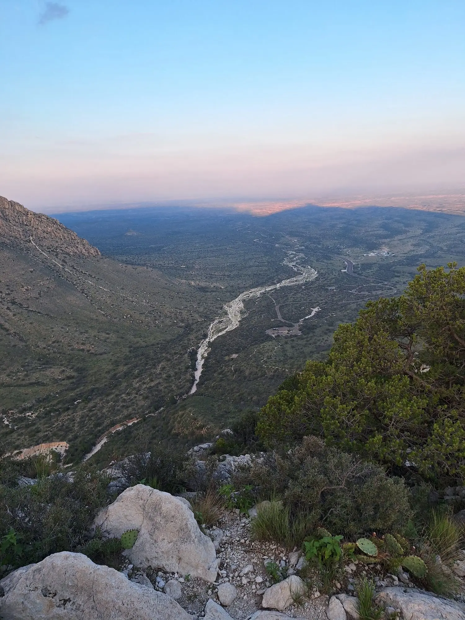 Un canyon che si apre fra le montagne, nella luce del primo mattino