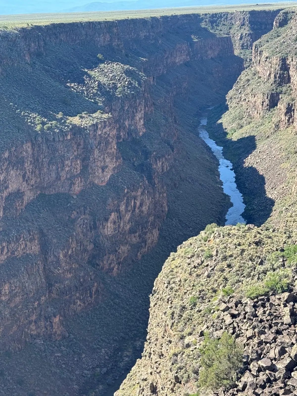 Il fiume che scorre in fondo a un canyon profondo